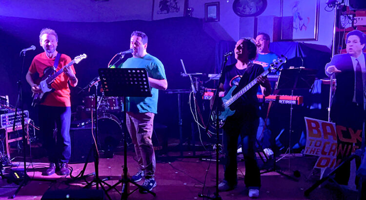 Il gruppo Back to the Canistracci Oil Live '80 mentre si esibisce dal vivo sul palco