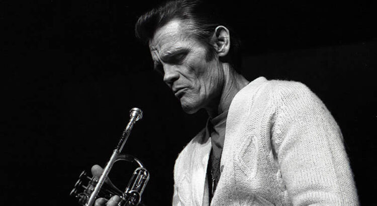Immagine decorativa per l'articolo. Foto in bianco e nero di Chet Baker con la sua tromba