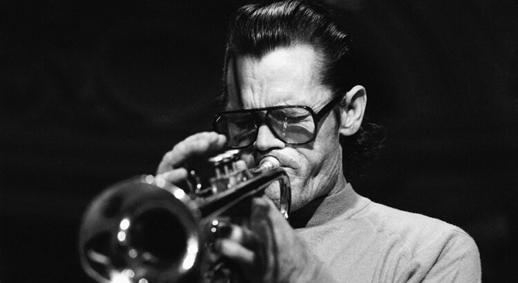Immagine decorativa per l'articolo. Foto di Chet Baker che suona la tromba.