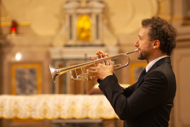Matteo De Angelis con la tromba in uno scatto professionale. Foto Alessandra Zani.