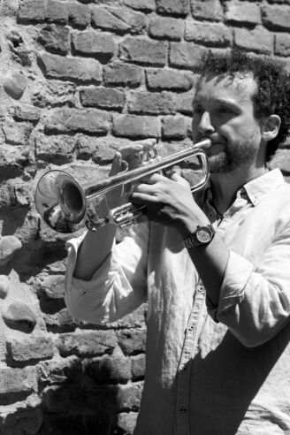 Momento di ricerca sonora e composizione di Matteo De Angelis. Foto Alessandra Zani.