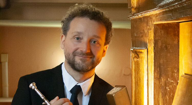 Primo piano della tromba di Matteo De Angelis per la serie di video tromba e organo